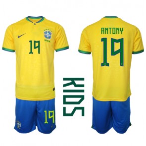 Brasilien Antony #19 Replika Babytøj Hjemmebanesæt Børn VM 2022 Kortærmet (+ Korte bukser)